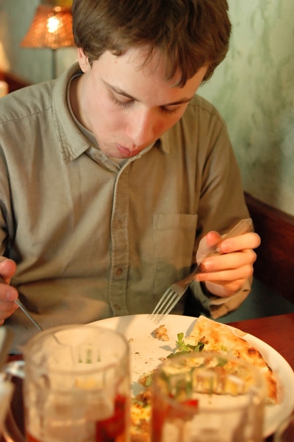 Szabolcs küzd a pizzával