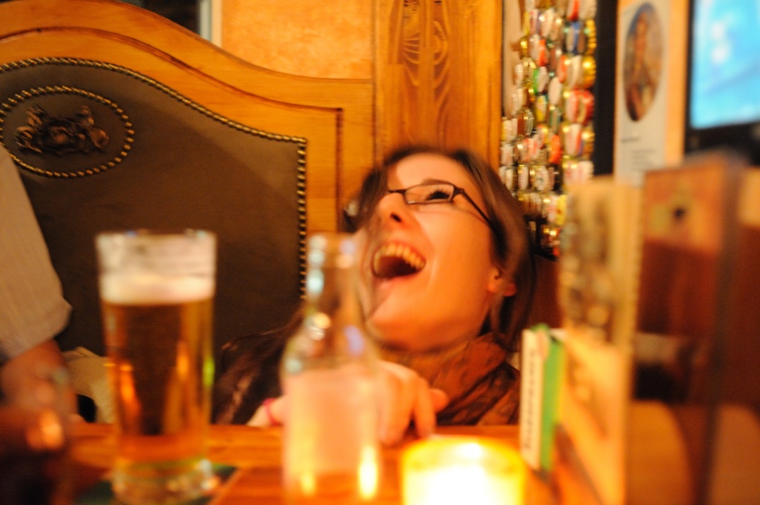 Zitát berántotta egy vérengző szörnyeteg az asztal alá