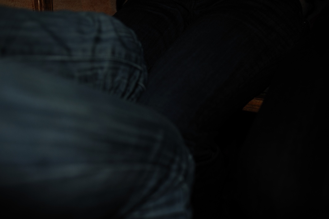 Ehm,... az asztal alatt