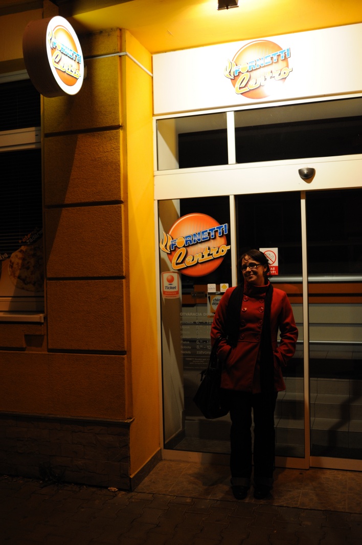 8 óra múlva nyitnak, de ő már nem bírja kivárni az első adag Fornettit